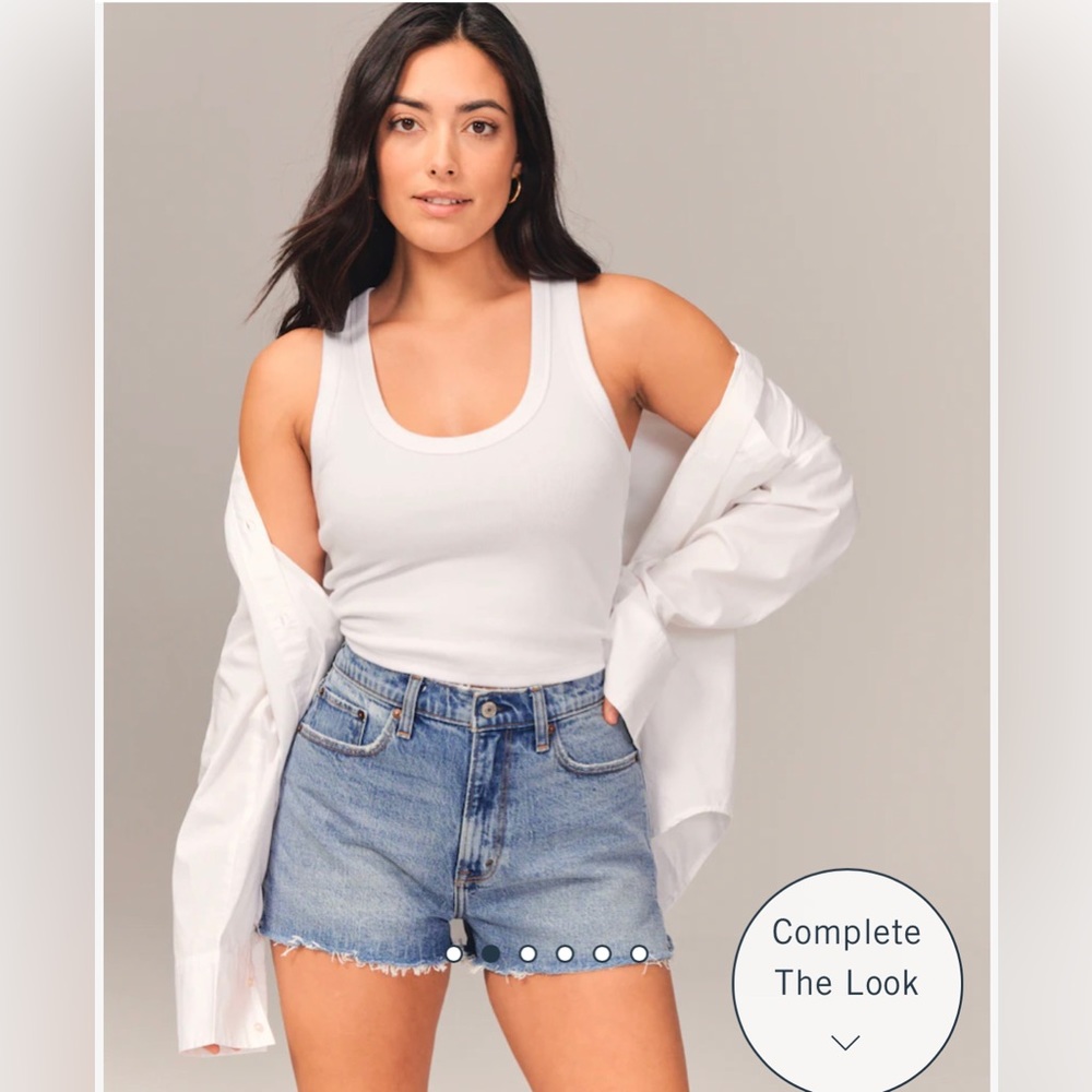 Women’s Abercrombie and Fitch Curve Love high rise denim mom short size 27 or 4